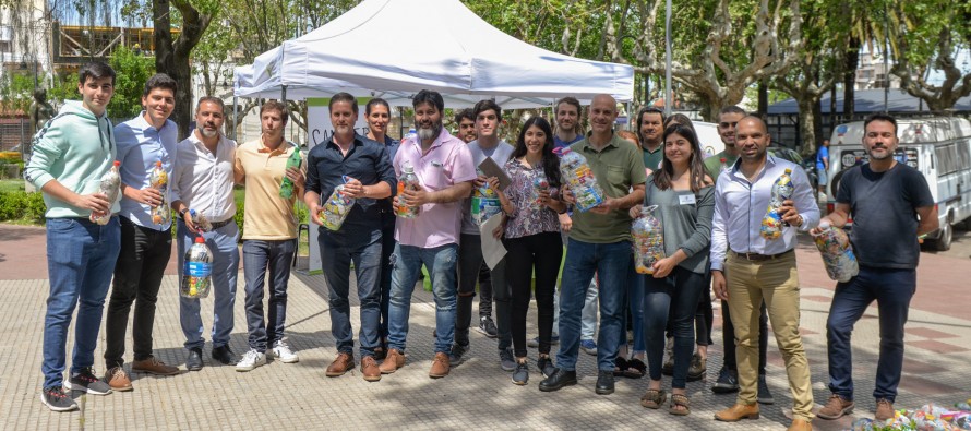 Se presentó la iniciativa “Botellas de amor” en la Plaza San Martín