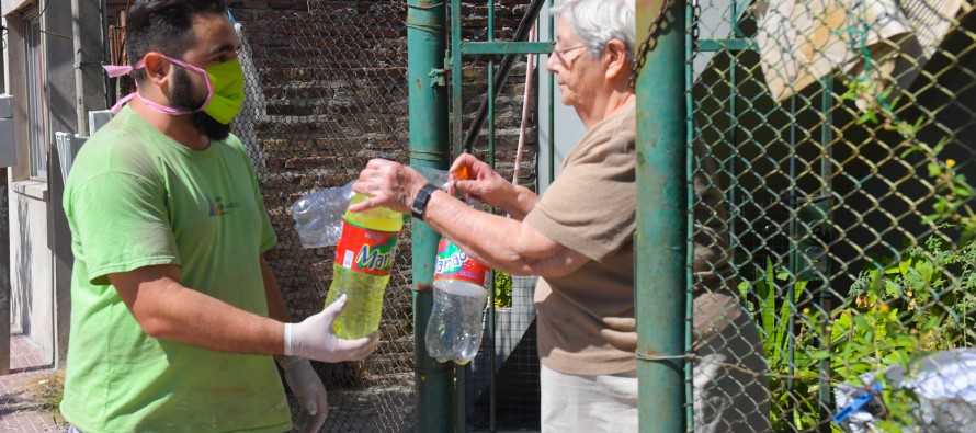 San Fernando: el Municipio reutiliza las botellas plásticas para entregar lavandina en los barrios