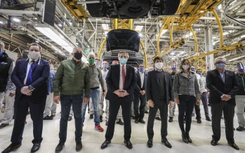Alberto Fernández y Axel Kicillof recorrieron la planta de Volkswagen en Tigre