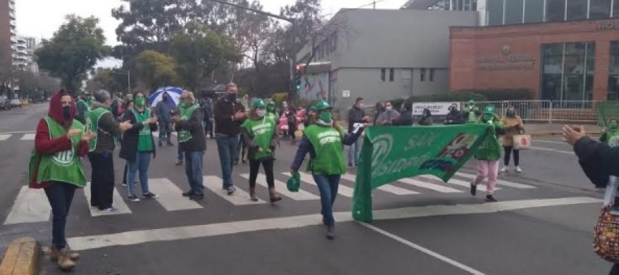 Manifestación en la puerta del Hospital Central de San Isidro por despidos de personal