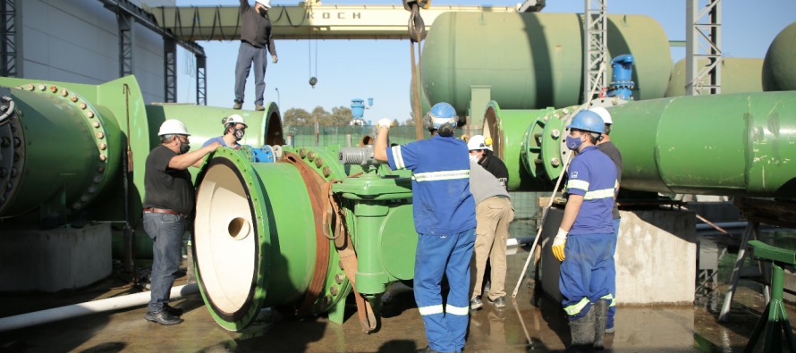 AySA instala válvulas en la planta Juan Manuel de Rosas para expandir el servicio de agua en Escobar