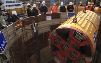 Malena Galmarini y Martín Insaurralde presenciaron la bajada de la tunelera de una obra cloacal en Lomas de Zamora