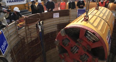 Malena Galmarini y Martín Insaurralde presenciaron la bajada de la tunelera de una obra cloacal en Lomas de Zamora