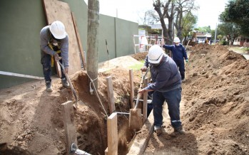 Malena Galmarini y Mariano Cascallares recorrieron una obra de cloaca en Claypole
