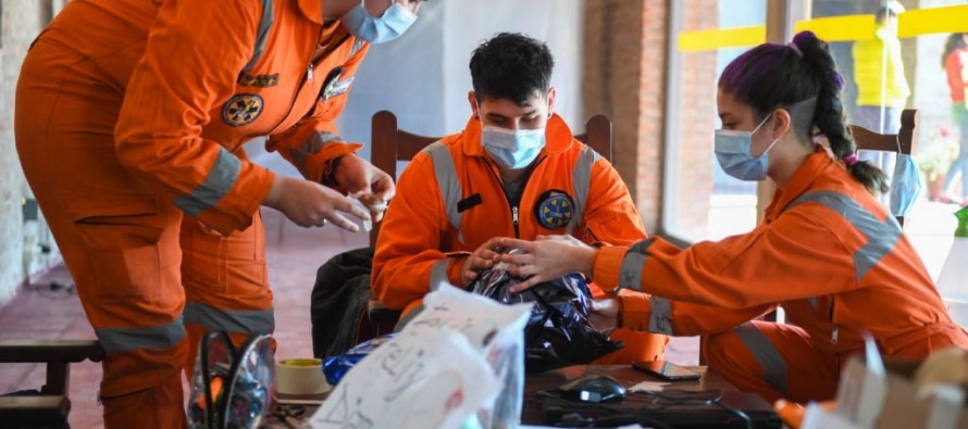 El trabajo de los voluntarios en un centro de aislamiento de San Fernando