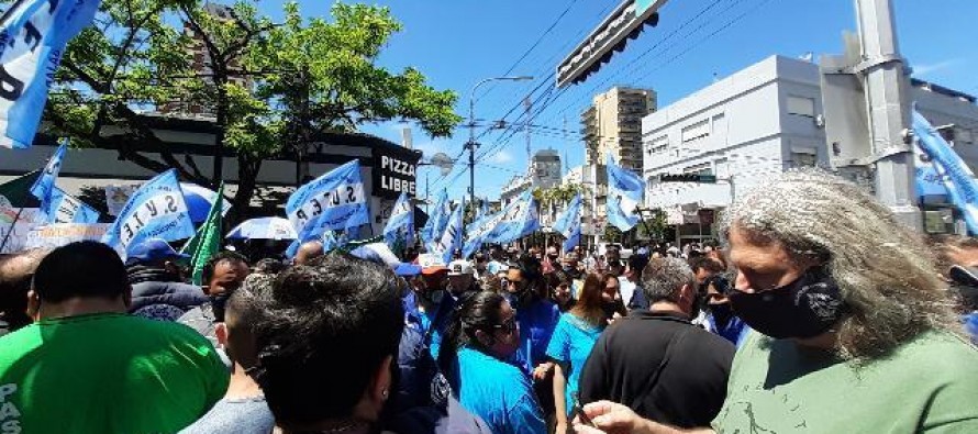 Los trabajadores del Parque de la Costa realizaron una marcha frente a los rumores de cierre