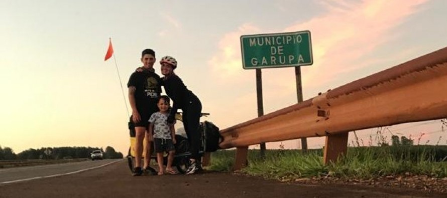 Una familia recorrió mil kilómetros en bici para visitar su tierra natal