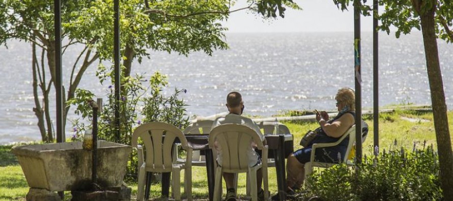 Adultos mayores disfrutan de Puerto Libre, el polideportivo a orillas del río