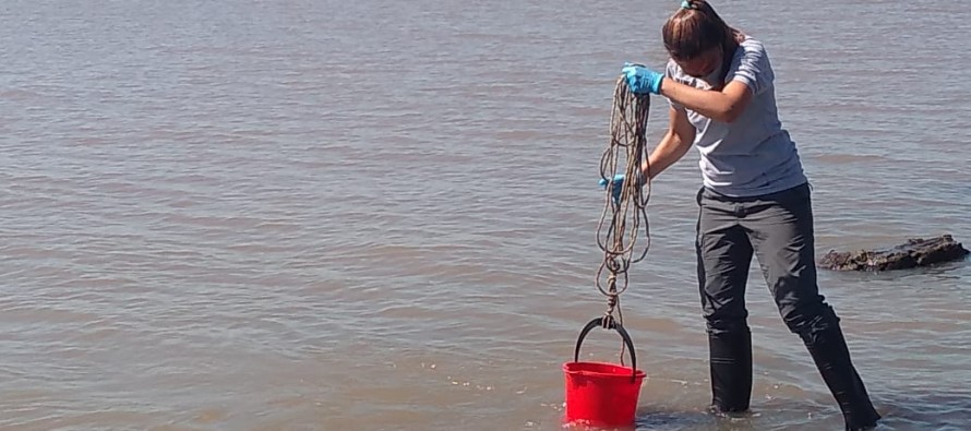 Tomaron muestras del Río de la Plata para conocer la calidad del agua