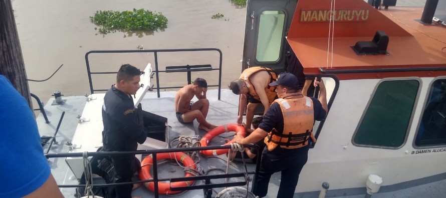 Vicente López: Prefectura rescató a tres jóvenes que se ahogaban en el río