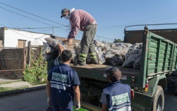 En San Isidro los troncos de las podas se convierten en leña para comedores populares