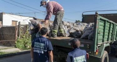 En San Isidro los troncos de las podas se convierten en leña para comedores populares