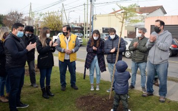 Plantaron 100 árboles en las inmediaciones de la estación López Camelo en homenaje a fallecidos por el Covid-19