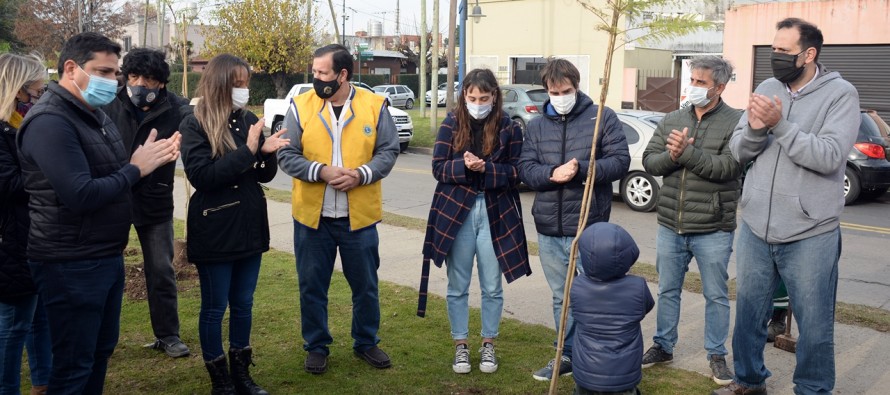 Plantaron 100 árboles en las inmediaciones de la estación López Camelo en homenaje a fallecidos por el Covid-19