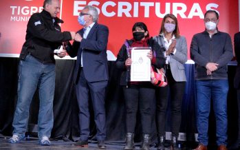 Julio Zamora y Sergio Berni entregaron escrituras a familias de Tigre