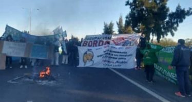 Trabajadores de la alimenticia Mondelez cortan Panamericana en rechazo a despidos y suspensiones