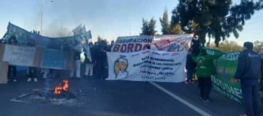 Trabajadores de la alimenticia Mondelez cortan Panamericana en rechazo a despidos y suspensiones