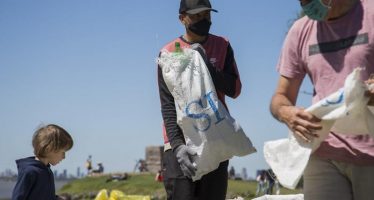 San Isidro: vecinos se juntaron para limpiar la costa del río en la bajada Pacheco