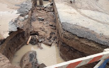 AySA trabaja en la reparación de una cañería en la zona de El Talar