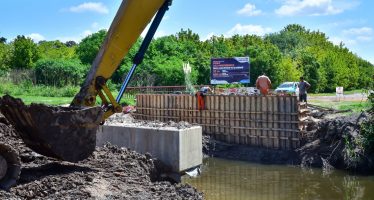 Avanza la construcción del puente vial sobre el arroyo Garín