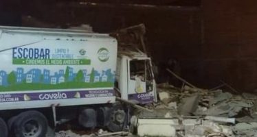 Escobar: un camión de residuos impactó contra una casa