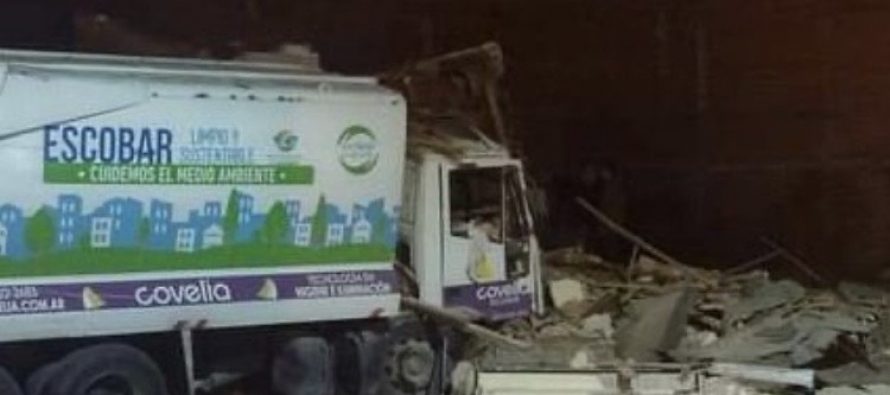 Escobar: un camión de residuos impactó contra una casa