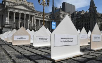 Advierten sobre la emergencia habitacional con casas en miniatura frente al Congreso