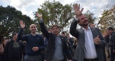 Kicillof despidió en Escobar a estudiantes que viajan con el programa Viaje de Fin de Curso
