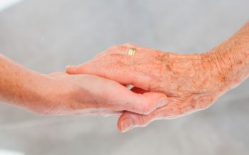 Las mujeres duplican a los varones en horas diarias dedicadas a tareas de cuidado