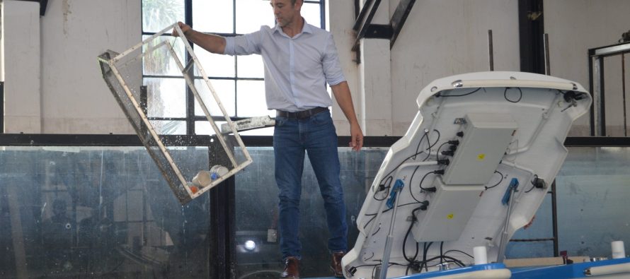 Fabrican un robot solar que recolecta residuos flotantes e hidrocarburos en cuerpos de agua