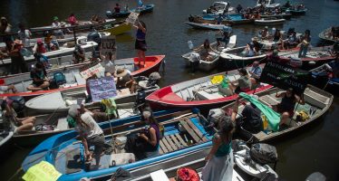 Vecinos de las islas del Delta cortaron el río Tigre para pedir que vuelva la luz