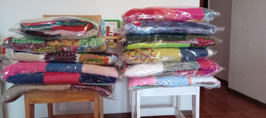 Estudiantes de San Fernando arman mantas de lana para donar a personas en situación de calle