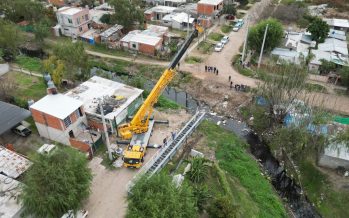 Avanza la construcción de un puente peatonal que conectará a Maquinista Savio y Garín