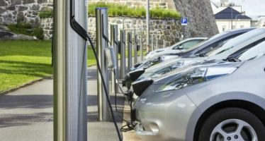 Habilitan la instalación de centros de carga de autos eléctricos