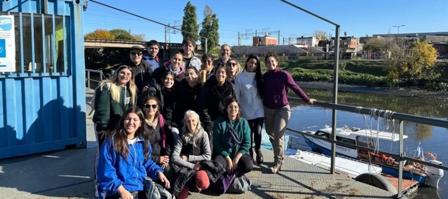 Estudiantes de la UNSO visitaron el Riachuelo y su sistema de Limpieza de Espejo de Agua