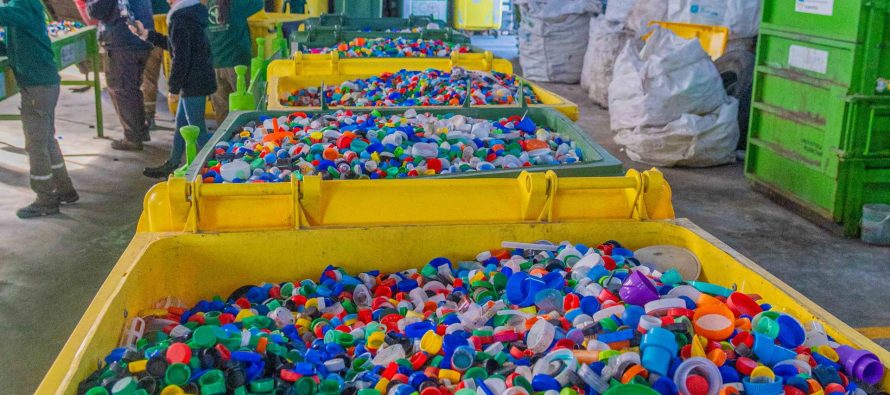San Fernando recicló tapitas plásticas y papeles para la Fundación Garrahan