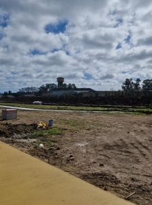 El sector entre la senda y la montaña de tierra es el Parque Público anunciado por el Municipio