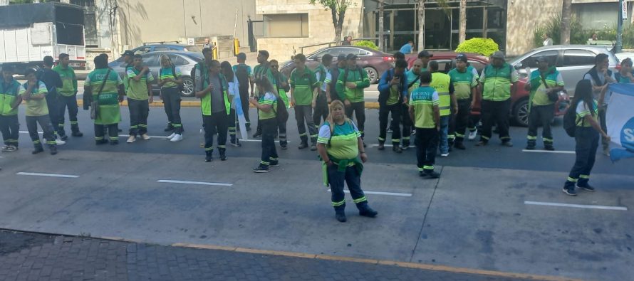 Manifestación de trabajadores municipales de San Isidro por incumplimientos de acuerdos