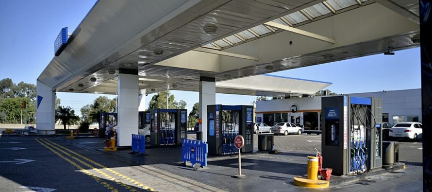 Lobistas petroleros protestaron contra proyecto de ley que los obliga a anunciar los aumentos