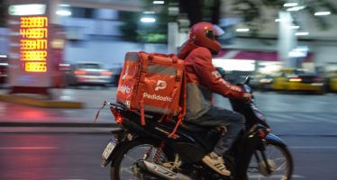 Un repartidor necesita hacer 461 pedidos mensuales para sostener un hogar tipo en Argentina
