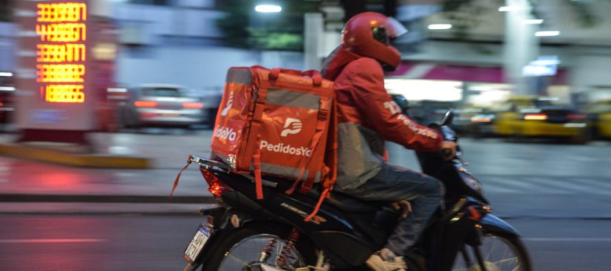 Un repartidor necesita hacer 461 pedidos mensuales para sostener un hogar tipo en Argentina
