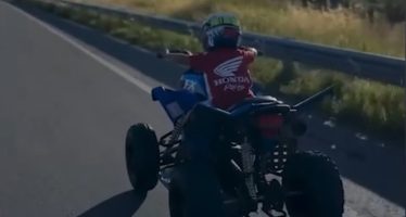 Filmó a su hijo de 5 años manejando un cuatriciclo en la ruta