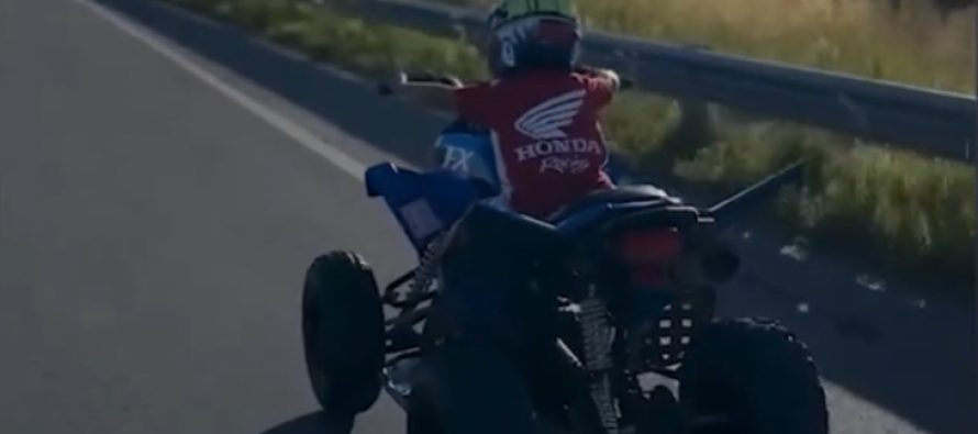 Filmó a su hijo de 5 años manejando un cuatriciclo en la ruta