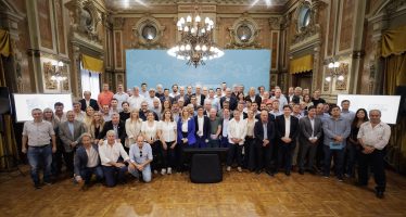 Kicillof junto a los intendentes: “La Provincia y los municipios no les vamos a dar la espalda a los bonaerenses”