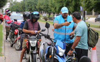 Controles viales y entrega de cascos en Malvinas Argentinas