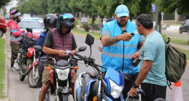 Controles viales y entrega de cascos en Malvinas Argentinas